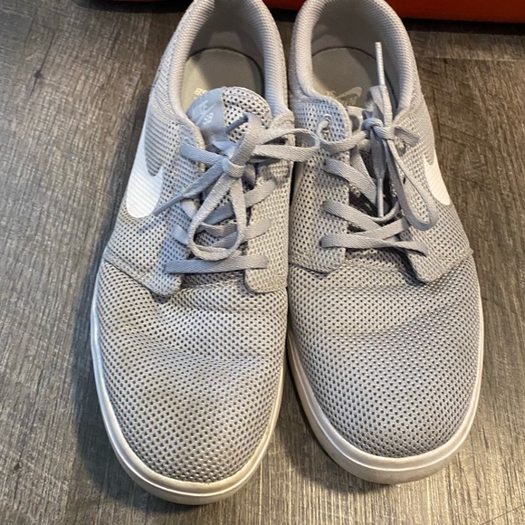 Nike gray athletic shoes - Picture 4 of 5